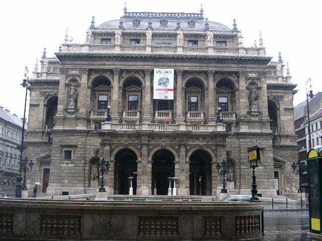 　国立オペラ座。アンドラーシ大通りで最も著名な建築。世紀末を向かえアールヌーヴォー的な建築が萌芽する中で歴史主義的なこういう建造物も時代に好まれ数多く誕生した。