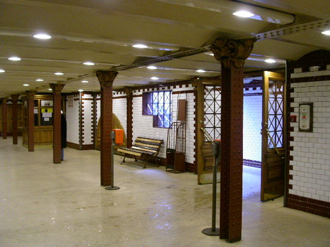 　アンドラーシ大通りの地下を走る地下鉄も世界遺産に登録されている。