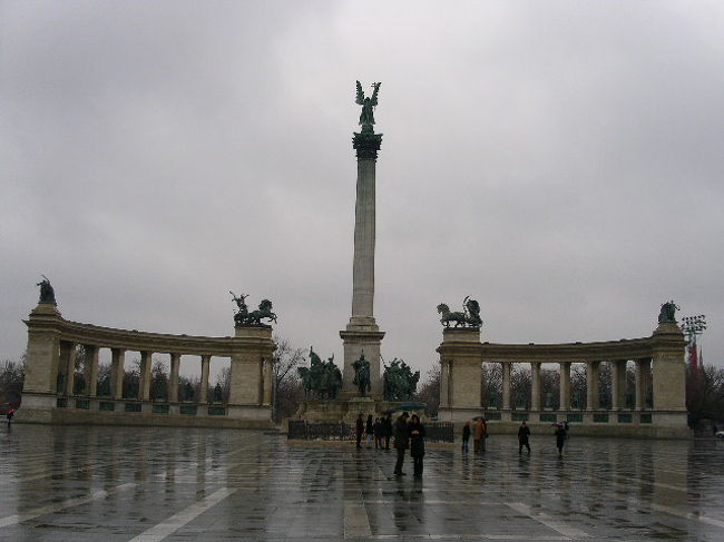 　大通りの終点は英雄広場。記念柱の下にはハンガリーの英雄が集い、今もハンガリーを見守っている。