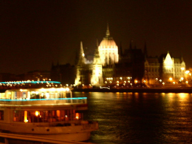 　夜になるとライトアップが始まりブダペストの街は姿を変える。<br />　１０００年以上に渡る多難な歴史を乗り越え、今なお欧州の主要都市として機能するブダペストは以下の基準で世界遺産に登録されている。<br /><br />　()ブダペストは中・東欧の中継点として文化・技術の発展により現代に見られる都市景観を築き<br />      上げていった。<br /><br />　()ブダペストには時代ごとに流行した建築様式が調和した都市景観を見ることが出来る。<br /><br />※ユネスコのＨＰに記載されているものの私訳です。