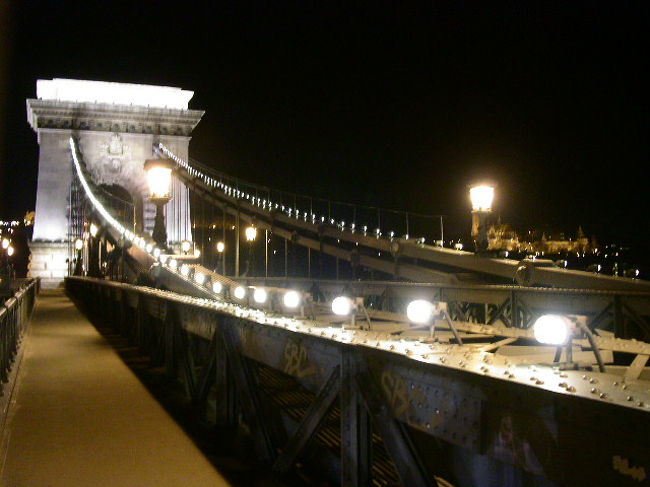 　ブダとペストを繋いだ最初の橋くさり橋。走る車のライトを浴びて白く輝く。橋に刻まれた落書きが物語る、急激な経済成長に対する人々の不安。ＥＵ加盟も果たしたこの国が辿る先にあるのは一体・・・。