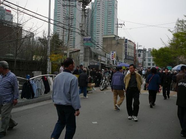 清渓川にかかる橋を渡ると、人がたくさん歩いていました。なんでしょ？？？