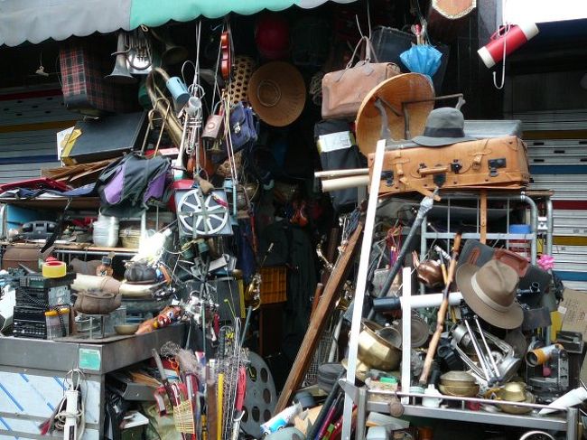 古道具屋さんです。とにかく、古道具屋さんです・・・・・・。