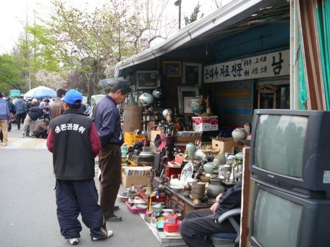 ここも古道具屋さんです・・・。