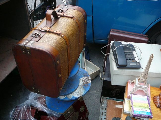 始めの古道具やさんの店先にあったわに革のトランクです。でも、ワニの背中のあのごつい盛り上がりがないので、ワニの種類が違うのか？それともフェイクなのか？？触ってみましたが、いまいちわからん・・・。