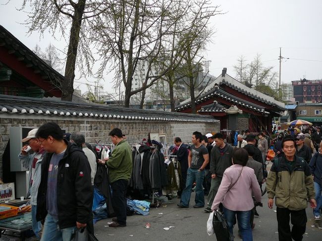 見ながら歩いていくと、はっ！？あれは何？？？<br />左端の白っぽい帽子の人の後ろにすこしだけ見えているグレーの看板？箱みたいのは、ものすごく大きな、テレビ！でした。売り物らしい・・どうやって持ってきたんだ？？周りは古着のフリーマーケット状態ですが、とにかく、人、人人人人人、人っ！だらけです。<br />塀はお寺の塀らしい・・・。続く
