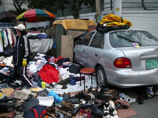 この車は多分、動かない車？？ボディもへこんでいるし、車内にも荷物が詰まっているし・・・倉庫？？？<br />日曜に開催されるフリーマーけっとなんだろうと思いますが、素人なのか、プロの商売なのか？判断に苦しみます。