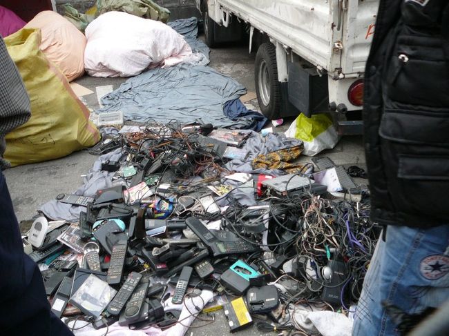 これも売り物・・らしい。手に取って吟味していた人いたもの！私には、どうしてもゴミにしか見えなかった・・・・。