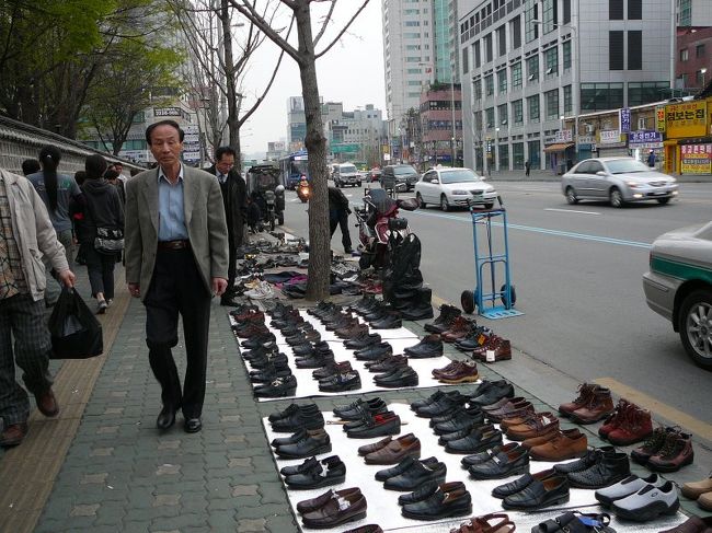 路地を抜けても、まだまだ、どこまでも続きます、フリーマーケットらしきもの。これはすべて！中古の靴です。