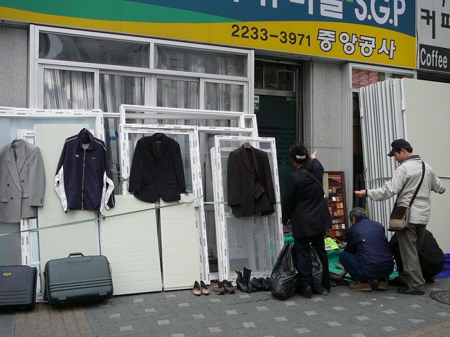 あ、そう。サッシやさんの軒先を無断拝借ね。<br />これもふりーマーケット・・・。ほらお客さんがいるでしょ？！