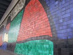 バルセロナ・エル・プラット空港

ターミナルＢの　”ミロの壁画”

Miro’s ceramic mural on the outside of Terminal B at Barcelona Airport,
produced in 1970 in conjunction with J. Llorens i Artigas.