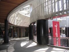 Westfield Down Town Plaza

橋の手前にある大きなショッピングモールです。あまりの暑さにちょっと外を歩いてはここに引き返してお茶をし、また別の場所に移動するのを繰り返していました。