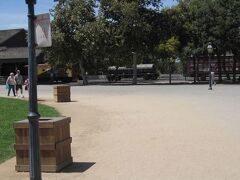 鉄道博物館へ

アメリカでは列車の旅が経験なく、近くで見ることも少ないので、思い入れがちょっと足らずに残念でしたが、展示されている機関車に実際に乗ってみたのはなかなか面白かったです。鉄道マニアの方だったら垂涎モノの展示がいっぱいあったはず。

約6時間の一人旅でした。