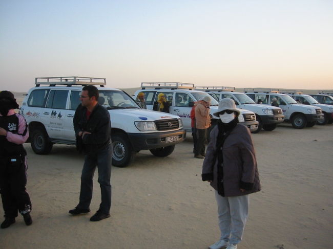 スベイトラよりトズールへ昨夜の宿泊はＯＡＳＩＳという名のホテルで、夕食はバフェイ方式・結構ご馳走が有りましたが、大混雑であっという間に無くなってしまいます。<br />朝の４時半起きの５時に朝食を取り、１０台の４ＷＤ<br />トヨタランクルに搭乗し１時間ほど走行・・・<br />日の出の後に撮影<br /><br />