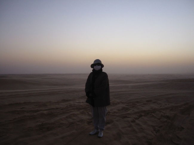 少しモヤット砂風が、日の出近し・・雲が出ているので遅れている・・・防砂のためマスクとサングラス