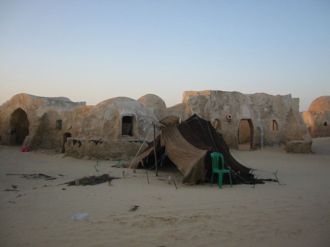 砂漠の中にスターウォーズのロケセットが残っています。