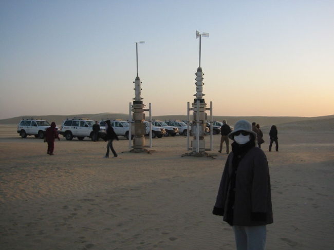 二本のアンテナ塔も