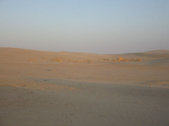 スターウォーズのセットを後にして、砂漠の風景を