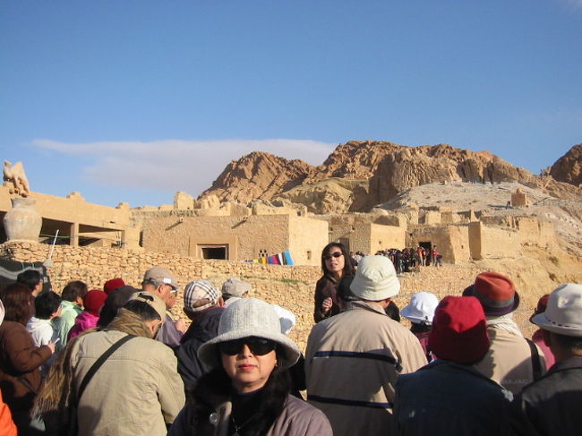 観光客でにぎわっています