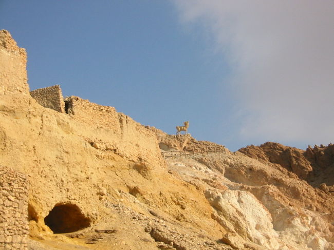 遥か向こうの上のほうにラクダ（石像）が