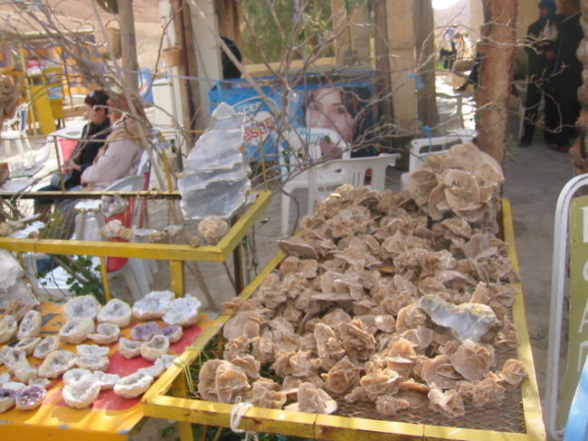 砂漠のバラも売っています