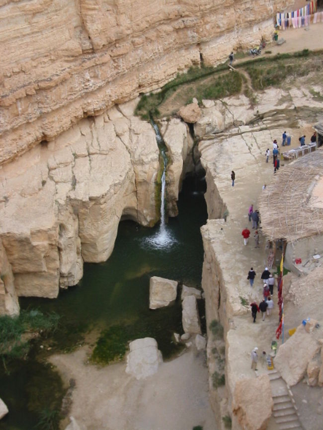 オアシスより少し走行し、タメルザの滝へ<br />侵食にて出来たのでしょうか、幻想的な滝です。<br />時間があれば下まで降りたかったです・・・