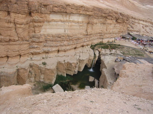 滝を少し遠くから、くぼんでいます