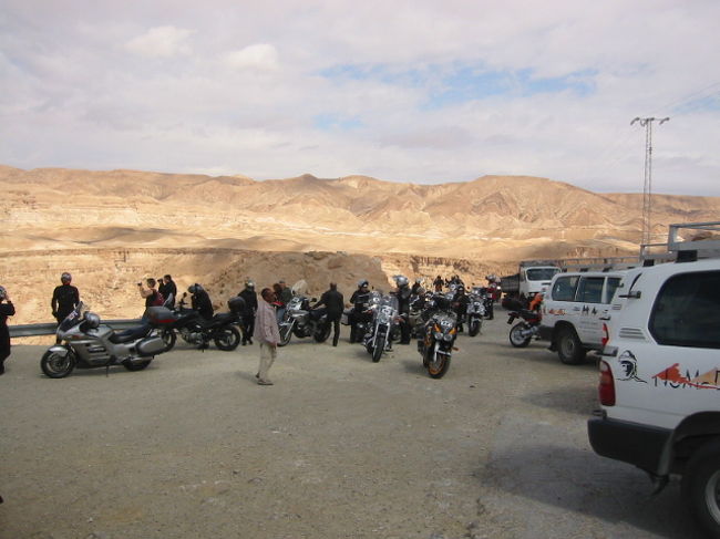 この展望台にはバイクライダーもやって来ます。<br />日本でいうドライブインらしき所です。