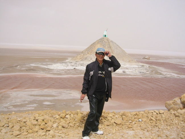 赤いほうを背景に・・・砂が風と一緒に飛んできます<br />