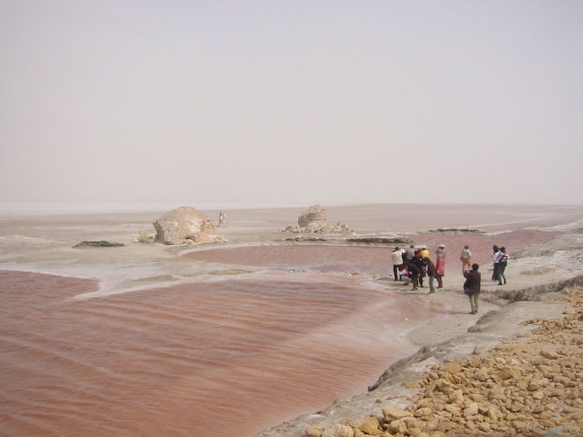 塩湖の塩を取っています、皆さん不思議そうでしたよ