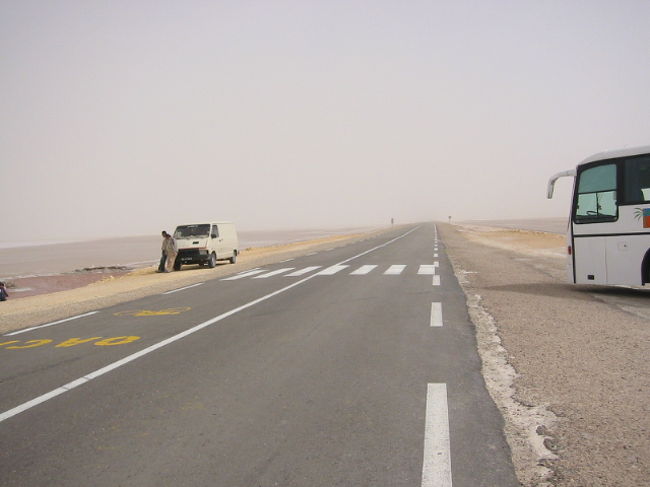 塩湖の中央を一直線に走る道