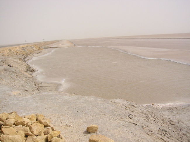 白い方の塩湖です