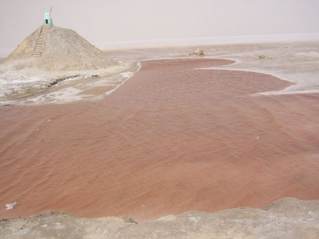 赤い方の塩湖です