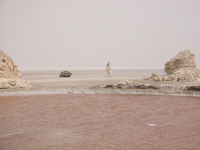 赤い方の塩湖の遠く先にアラビアのロレンスが？