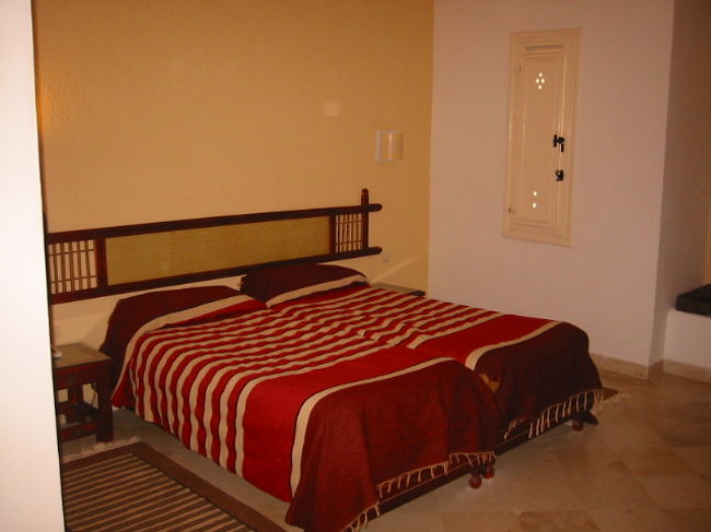 今夜のホテルのベッドです。<br />ＤＯＵＺのＳＵＮ・ＰＡＬＭホテルです。<br />砂漠のオアシスホテルなので、ドアの開閉に擦れる音がします、砂が風に乗って入ってこないように密着しているので・・・砂漠の知恵ですね・・・綺麗なとてもステキなホテルでしたよ・・・