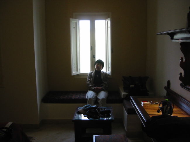 ホテルルームの窓側です。<br />この窓にも砂よけの工夫がされていました・・<br />