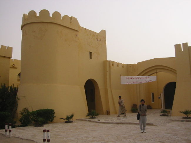 ＳＵＮ・ＰＡＬＭホテル玄関です。<br />砂で造ったお城のようでした、<br />この後、ラクダに乗って夕日の砂丘ツアーです。<br />ターバンを頭に巻いてボソッとコートを被り、いざラクダに乗って・・・貸衣装は３ディナール<br />私は馬には乗ったことが数回有るのですが、ラクダは口から泡を吹いたり気性が激しいので、本当は乗りたくなかったのですが？ツアー料金に含まれているので、妻もお金を出さないのなら乗るか！<br />