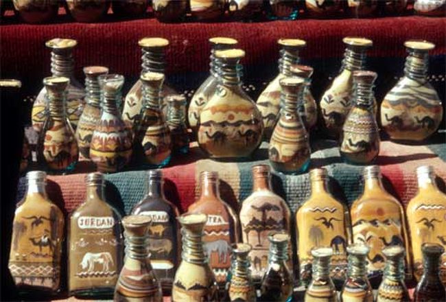 おみやげ物屋の砂絵。色砂は全部天然の鉱石を砕いた砂だという。