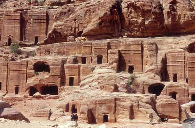 四角く穴の開いているのは墳墓。