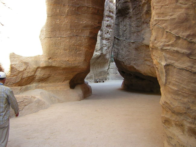 絶壁の隙間のシークという細い道を進んで行きます。<br />この先にあの有名な神殿があると思うと<br />ワクワクします。