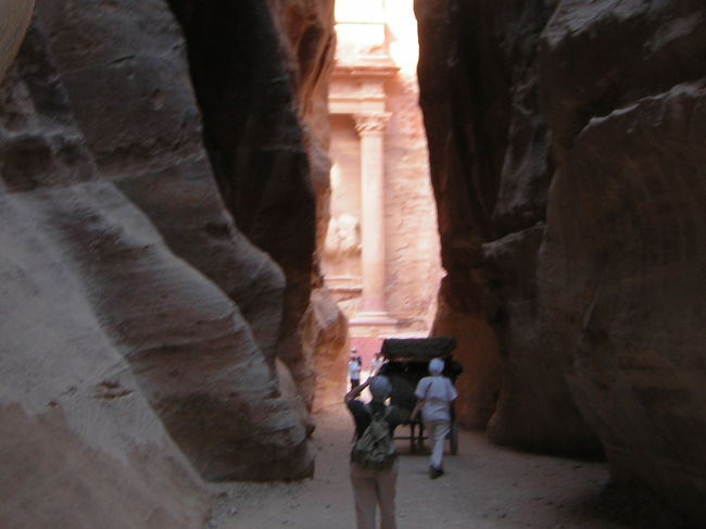 シークにはローマ人の作った石畳があったり<br />岩壁に彫刻があったり。<br />馬車やロバを避けながら、さらに歩いていくと<br />奥に見えてきたのは…。