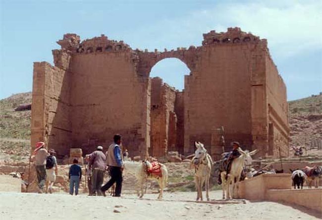 カスル　エル　ビント「ファラオの娘の神殿」<br />途中に木材を組み込み、耐震構造にしてあった。