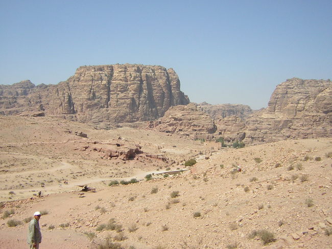岩肌と砂埃で茶色い風景。<br /><br />夏場の観光ででは<br />日除けの帽子と水分補給は必須です。<br /><br />本当に暑かった〜。<br />でも辛さを遥かに上回る感動がここにはあります。
