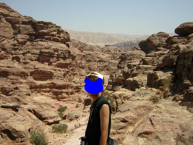 グランドキャニオンを思い出してしまいました。<br />荒々しくて雄大な光景です。<br /><br />落ちたら大変…と思いつつも<br />ついつい下をのぞきこんでしまいます。