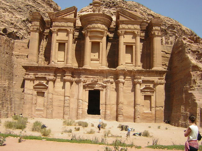 何度も何度も休憩しながら<br />もうこれ以上歩けない…と思っていたら<br />予想外に早く辿り着きました。<br /><br />エド・ディルの真正面にカフェがあり<br />そこでまったりと遺跡を眺めつつ<br />２時間程チャイを飲みながら休憩してました。<br /><br />すんごい贅沢な気分。<br />あぁ〜、登ってきた甲斐があった〜。