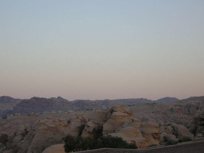 テラスから見えた夕暮れの景色です。<br /><br />ふとトルコのカッパドギアを思い出しました。<br /><br />本当にここに来れて良かった。<br />今日一日で、何度も何度も思いました。<br />それぐらいペトラ遺跡を満喫しました。