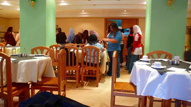 ホテルで朝食。<br />昨晩はこの国の学生が大勢、泊まっていました。<br />一晩中ずっと水が流れている音がしたので、<br />フロントに心配になって知らせたら<br />「イスラムの人でしょう？それなら仕方ない」<br />と言うようなことを行っていました。<br /><br />余計に意味がわからなくなりました。