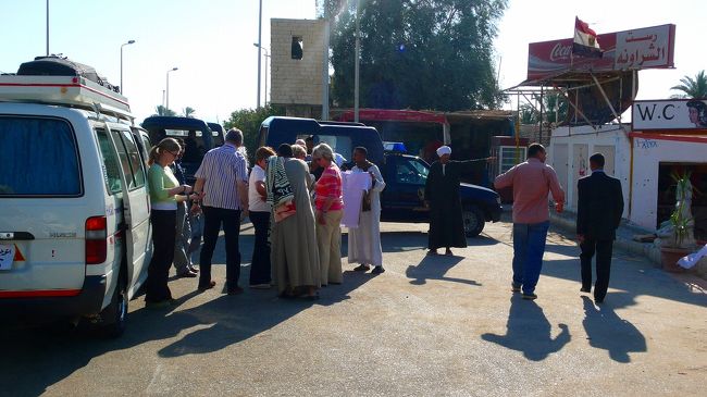 途中の休憩。<br />みやげ物売り。