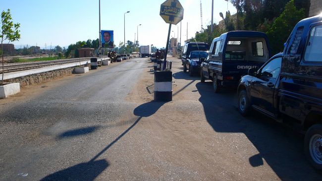 車列の前後にこのように警察車両がガードします。