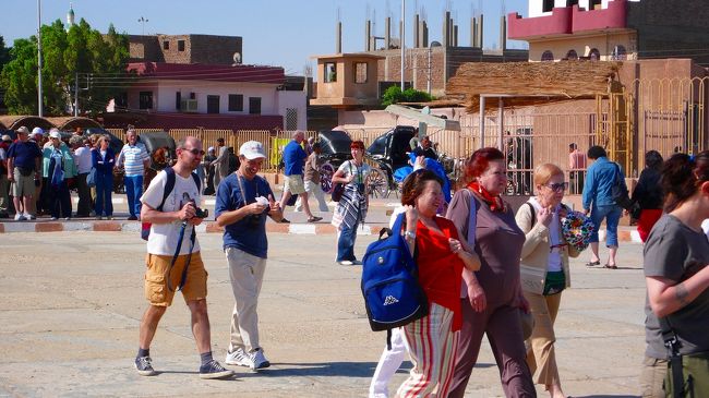 エドフに到着。<br /><br />エドフは多分ホテルや駅から遺跡が少し離れているのか、ひっきりなしにたくさんの馬車が行き来していました。